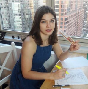 Catharine Daddario plays the role of Elle