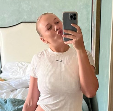 Amanda Anisimova Celebrates with Family After Reaching Canadian Open