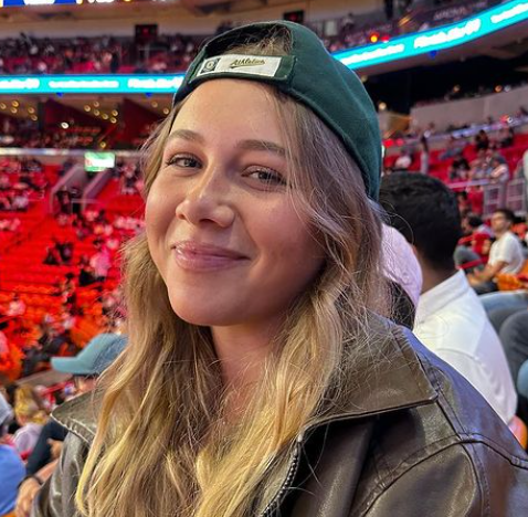 Amanda Anisimova Celebrates with Family After Reaching Canadian Open