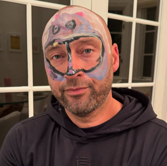 Derek Jeter Reacts Hilariously to His Daughters’ Creative Artwork on(01)