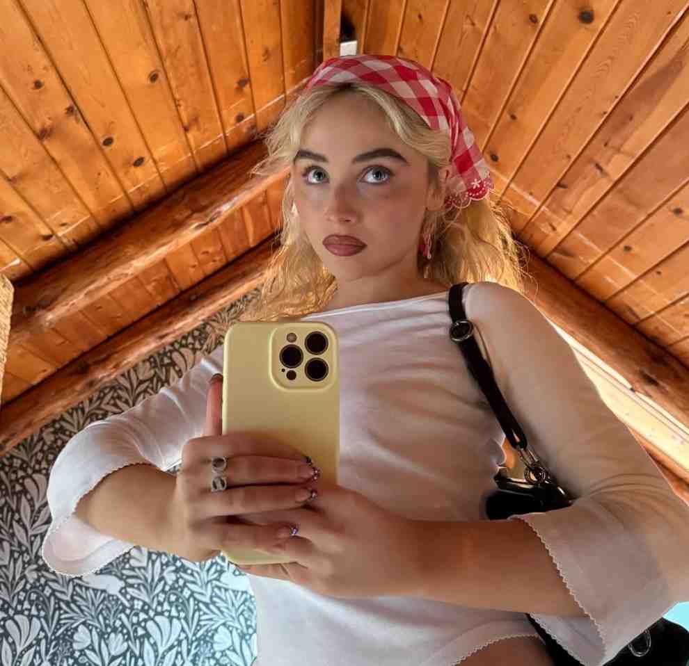 Sabrina-Carpenter-Social-Influencer