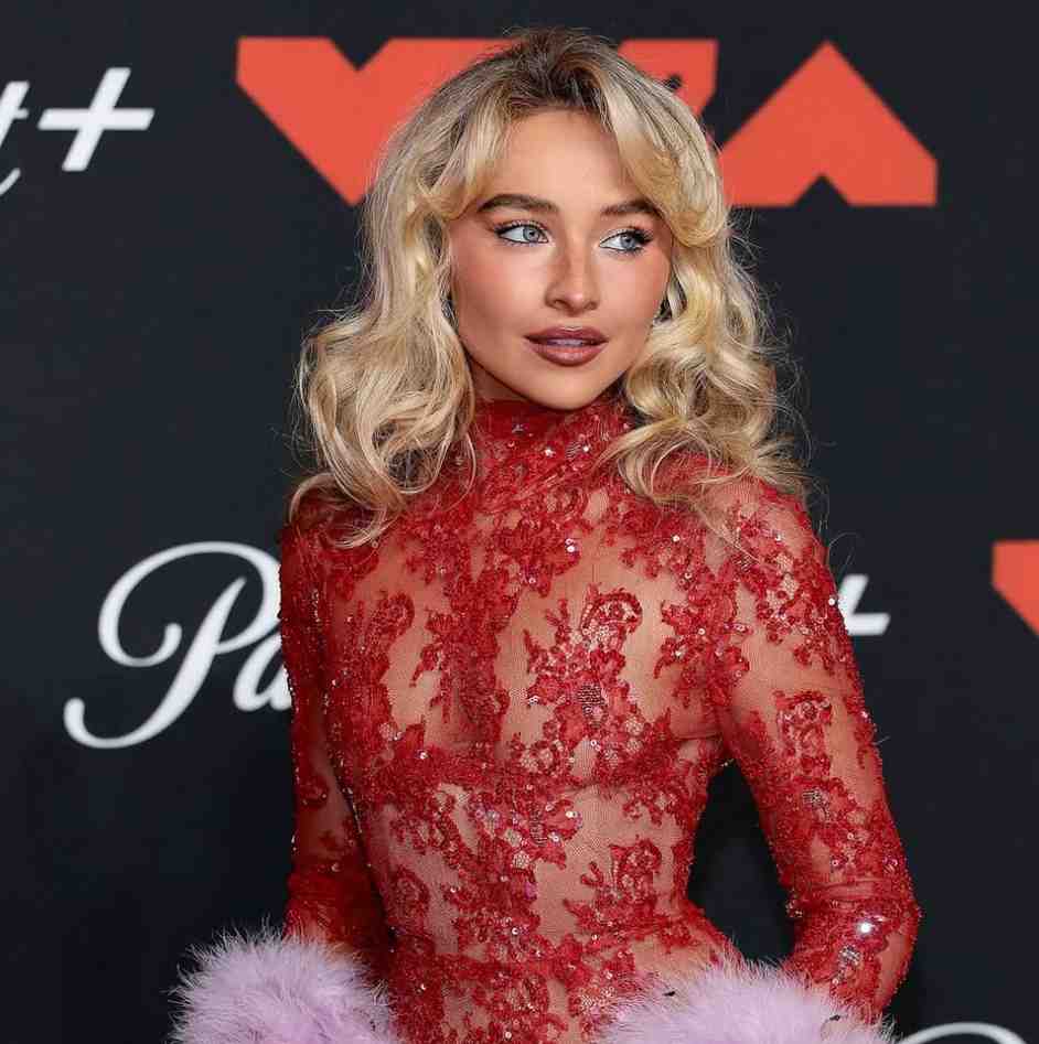 Sabrina-Carpenter-on-Red-Carpet