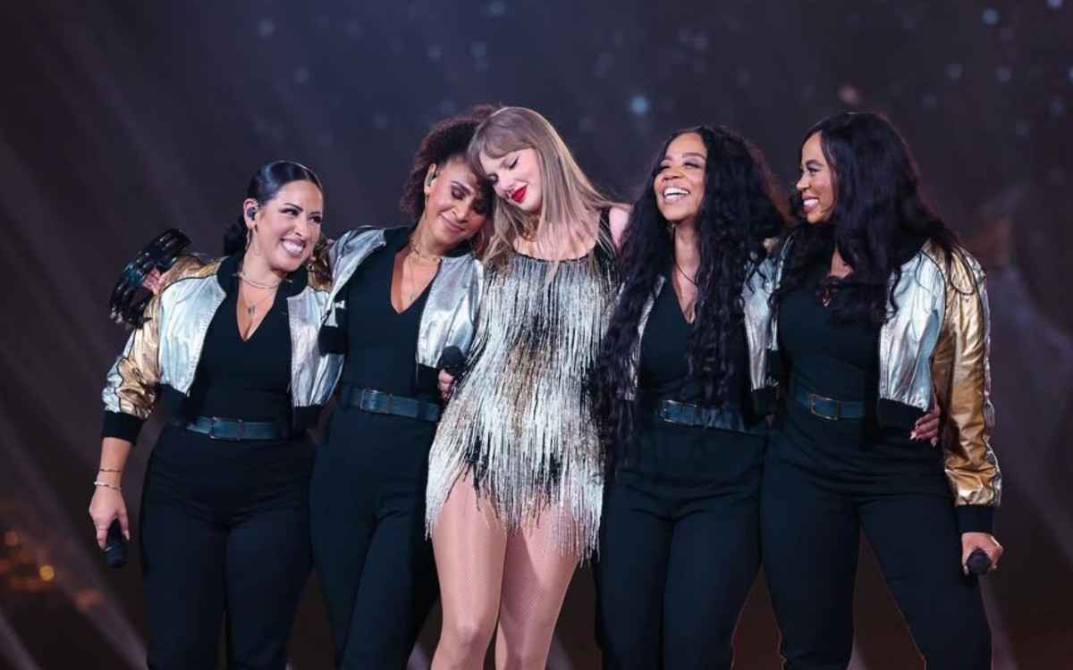 Taylor-swift-with-her-team